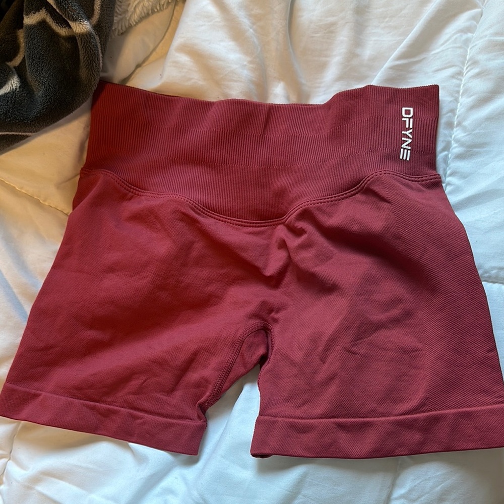 DFYNE Shorts in raspberry color